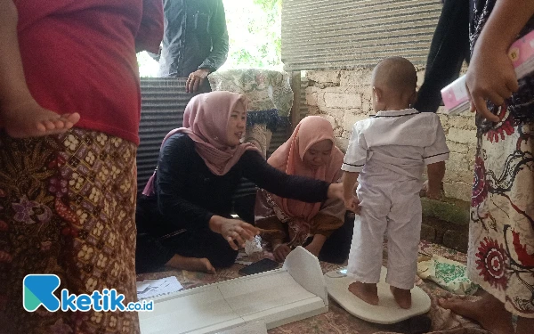 Thumbnail Kader Posyandu di Desa Meteng saat melakukan penimbangan terhadap balita di Posga, Dusun Meteng Tengah, Desa Meteng, Kecamatan Omben, Kabupaten Sampang (Foto: Mat Jusi/Ketik.co.id).