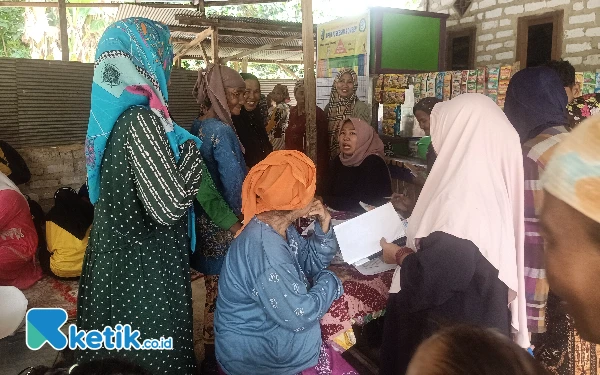 Thumbnail Kader Posyandu saat melayani ibu-ibu lansia untuk mengikuti Posyandu Keluarga (Posga) di Dusun Meteng Tengah, Desa Meteng, Kecamatan Omben, Kabupaten Sampang, Rabu, 16 April 2025 (Foto: Mat Jusi/Ketik.co.id).