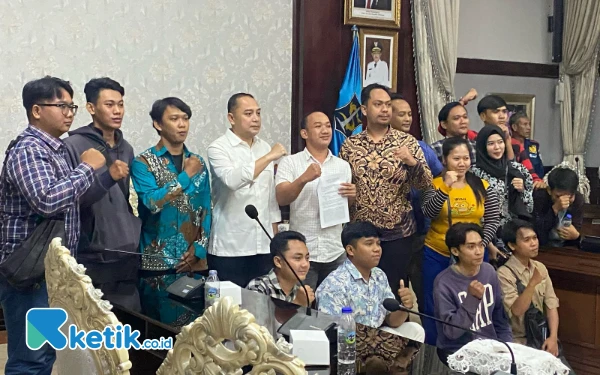 Thumbnail Berita - Eri Cahyadi Buka 3 Posko Soal Korban Penahanan Ijazah oleh Perusahaan