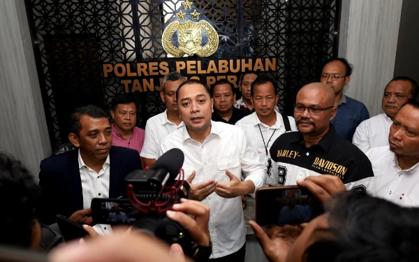 Thumbnail Berita - Eri Cahyadi Kawal 31 Korban Penahanan Ijazah di Polres Tanjung Perak