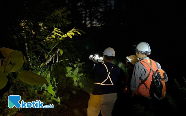 Thumbnail Tak jarang tim pemantauan flora dan fauna bertugas mendata berbagai jenis spesies di malam hari. (Foto: Humas Harita Nickel For Ketik.co.id) Kamis 18 April 2025.