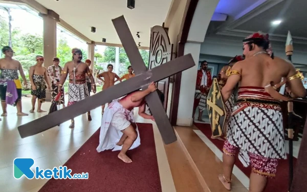 Thumbnail Berita - Gereja Katolik Santo Vincentius Hadirkan Jalan Salib dengan Sentuhan Budaya
