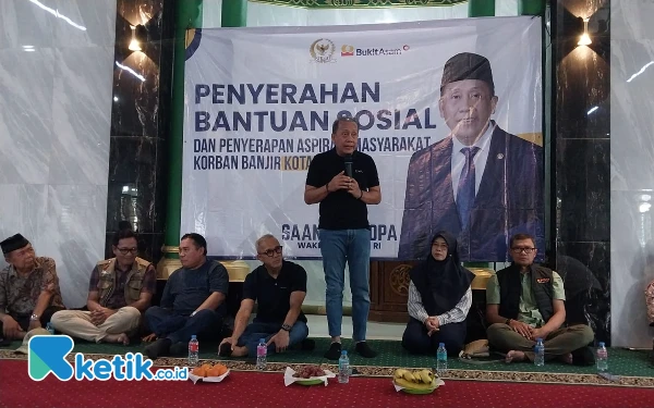 Thumbnail Berita - Wakil Ketua DPR RI Bagikan Bansos untuk Warga Terdampak Banjir Komplek PGP Bekasi