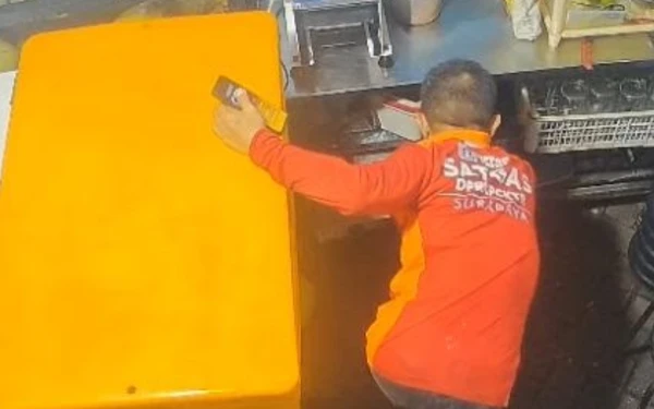 Thumbnail Berita - Viral Pencuri Berpakaian Satgas DPRKPCKTR Surabaya, Kominfo: Itu Seragam Lama