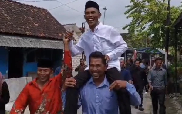 Thumbnail Berita - Unik, Pria Nikah Usia 42 Tahun di Tuban Digendong Teman Setelah Akad Nikah
