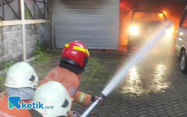 Thumbnail Berita - Korsleting, Garasi di Sidosermo Indah II Terbakar, 7 Mobil Hangus