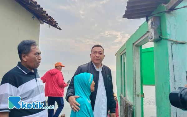 Thumbnail Berita - Gelombang Pasang Terjang Landangan Situbondo, Bupati Rio Pastikan Perbaikan Rumah Warga