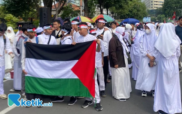 Thumbnail Berita - Solidaritas untuk Palestina Menggema di Grahadi, Wagub Jatim dan Anggota DPR RI Lantang Kecam Kekejaman Israel