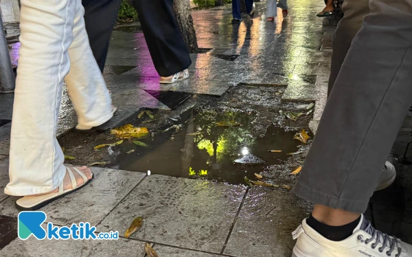 Ketika Pedestrian Jalan Tunjungan Rusak Mengganggu Langkah