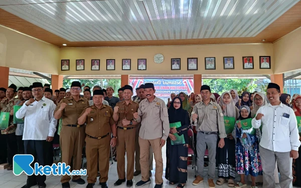 Hari Bumi, Baznas Blitar Salurkan Bantuan dan Tanam Matoa di Wonodadi