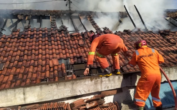 Pabrik Krupuk di Jember Terbakar, Petugas Damkar Tersengat Listrik dan Hampir Tertimpa Atap Plafon