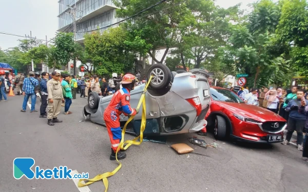 Thumbnail Berita - Tabrakan Mobil Beruntun di Surabaya, Tiga Penumpang Dilarikan ke RS