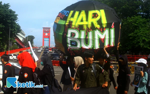 Thumbnail Aktivis lingkungan melakukan aksi memperingati Hari Bumi yang jatuh pada tanggal 22 April 2025 dengan longmarch membawa replika bumi, Palembang, Selasa 22 April 2025. Dalam aksinya aktivis lingkungan ada 6 tuntutan salah satunya menuntut "Cabut izin perusahaan yang terbukti merusak lingkungan dan mencemari ruang hidup rakyak". Dalam aksi tersebut aktivis lingkungan membagikan tanaman kepada warga Palembang. Wahyu Rahmanto/Ketik.co.id.