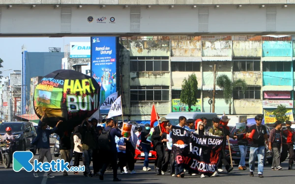 Thumbnail Aktivis lingkungan melakukan aksi memperingati Hari Bumi yang jatuh pada tanggal 22 April 2025 dengan longmarch membawa replika bumi, Palembang, Selasa 22 April 2025. Dalam aksinya aktivis lingkungan ada 6 tuntutan salah satunya menuntut "Cabut izin perusahaan yang terbukti merusak lingkungan dan mencemari ruang hidup rakyak". Dalam aksi tersebut aktivis lingkungan membagikan tanaman kepada warga Palembang. Wahyu Rahmanto/Ketik.co.id.