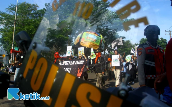 Thumbnail Aktivis lingkungan melakukan aksi memperingati Hari Bumi yang jatuh pada tanggal 22 April 2025 dengan longmarch membawa replika bumi, Palembang, Selasa 22 April 2025. Dalam aksinya aktivis lingkungan ada 6 tuntutan salah satunya menuntut "Cabut izin perusahaan yang terbukti merusak lingkungan dan mencemari ruang hidup rakyak". Dalam aksi tersebut aktivis lingkungan membagikan tanaman kepada warga Palembang. Wahyu Rahmanto/Ketik.co.id.