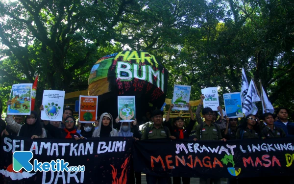 Thumbnail Aktivis lingkungan melakukan aksi memperingati Hari Bumi yang jatuh pada tanggal 22 April 2025 dengan longmarch membawa replika bumi, Palembang, Selasa 22 April 2025. Dalam aksinya aktivis lingkungan ada 6 tuntutan salah satunya menuntut "Cabut izin perusahaan yang terbukti merusak lingkungan dan mencemari ruang hidup rakyak". Dalam aksi tersebut aktivis lingkungan membagikan tanaman kepada warga Palembang. Wahyu Rahmanto/Ketik.co.id.