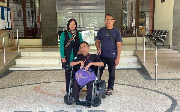 Thumbnail Berita - Menggunakan Kursi Roda, Rizy Eka Saputra Gigih Hadapi SNBT Demi Masuk Informatika UB