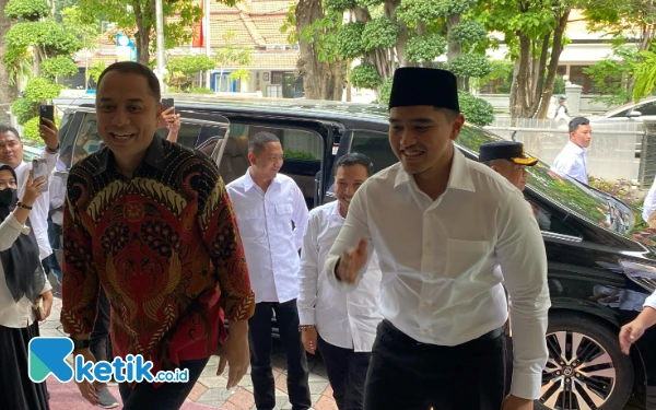 Thumbnail Berita - Eri Cahyadi Pakai Batik, Kaesang Bersongkok
