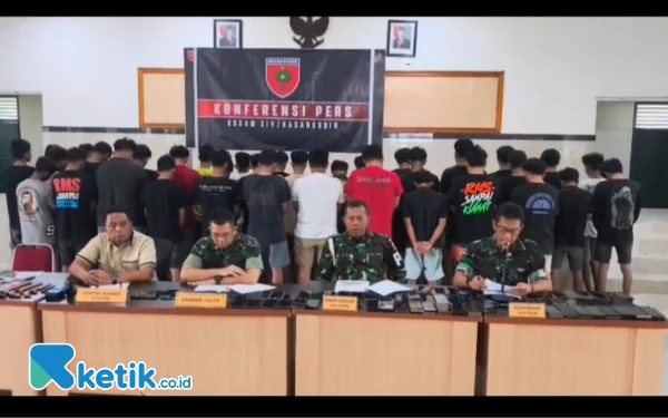 Thumbnail Berita - Tipu Warga dan Prajurit, Intelejen TNI Amankan 40 Orang Terduga Pelaku Penipuan Online di Sulawesi Selatan