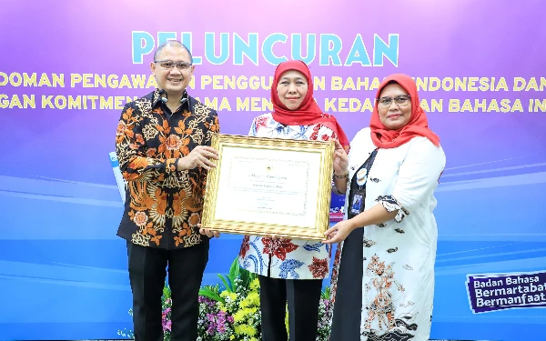 Thumbnail Berita - Peserta Terbanyak Lolos UKBI, Pemprov Jatim Raih Penghargaan dari Mendikdasmen