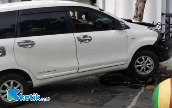 Thumbnail Berita - Avanza Seruduk Dua Motor di Madiun, Korban Luka Dirawat di Rumah Sakit