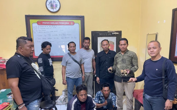 Thumbnail Berita - Dua Pria di Jember Diringkus Polisi, Gara-Gara Curi Tiga Ekor Burung Senilai Rp 15 Juta