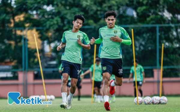 Thumbnail Berita - Jelang Derbi Jatim Lawan Arema, Pelatih Persebaya Paul Munster Tak Banyak Bicara