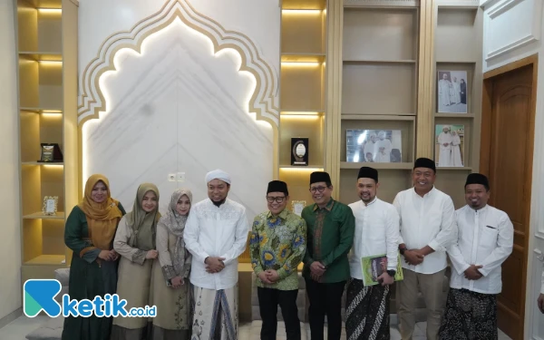 Thumbnail Berita - Sowan ke Dua Kiai Kharismatik Situbondo, Ini Kata Menteri PMK Gus Imin