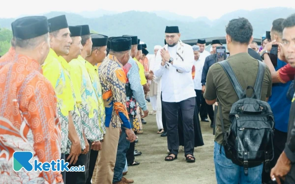 Thumbnail Bassam Kasuba Menyalami para Camat dan para Kepala Desa (Foto:Mursal Bahtiar/Ketik.co.id) (Sabtu 26 April 2025)