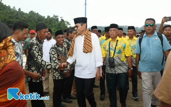 Thumbnail Helmi Umar Muchsin Menyalami sejumlah Camat dan Kepala Desa yang membentuk pagar hidup di atas dermaga Desa Indari Kecamatan Bacan Barat (Foto:Mursal Bahtiar/Ketik.co.id) (Sabtu 26 April 2025)