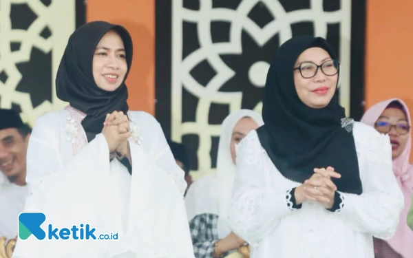 Thumbnail Ketua TP-PKK Halmahera Selatan Rifa’at Al-Sa’adah Bassam dan Ketua Gabungan Organisasi Wanita (GOW) saat menyaksikan langsung pawai taaruf pelepasan Kafilah (Foto:Mursal Bahtiar/Ketik.co.id) (Foto:Mursal Bahtiar/Ketik.co.id) (Sabtu 26 April 2025)