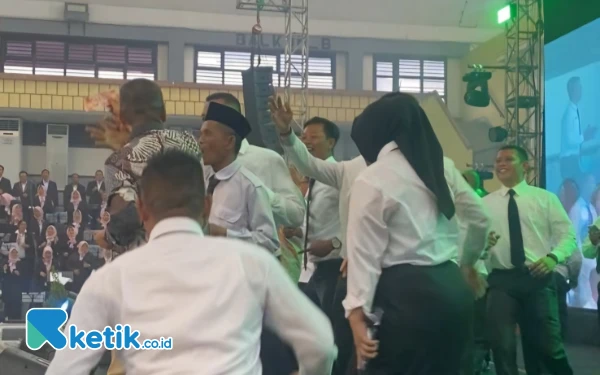 Thumbnail Berita - Penyerahan SK CPNS dan PPPK Pemkot Surabaya Diwarnai Karaokean hingga Saweran