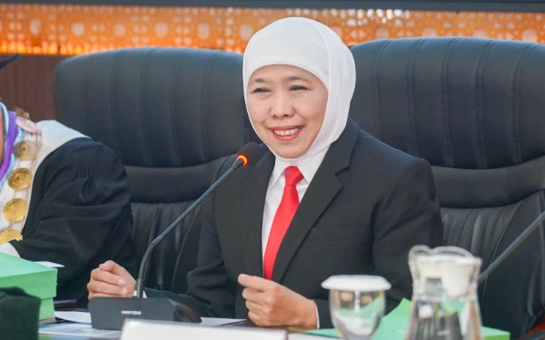 Thumbnail Berita - Pemprov Jatim Berikan Beasiswa 1.190 Mahasiswa di Tahun 2025, Ini Harapan Gubernur Khofifah