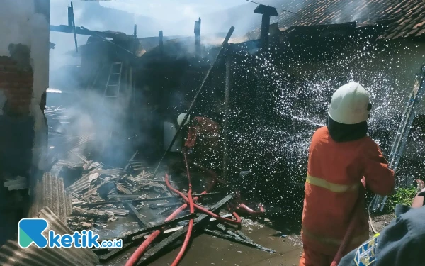 Thumbnail Berita - Rumah di Jalan Siwalankerto Tengah Surabaya Hangus Terbakar