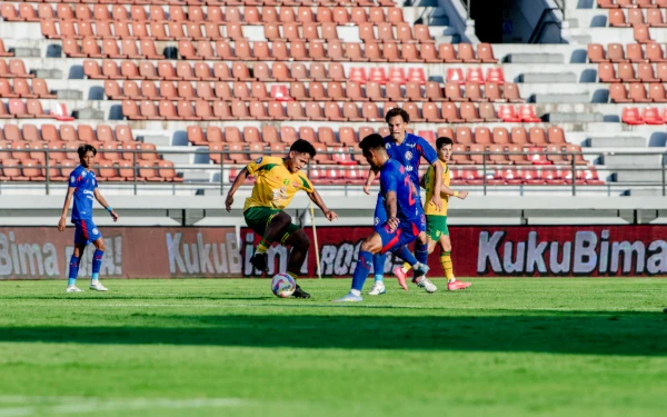 Thumbnail Berita - Persebaya Gagal Curi 3 Poin Lawan Arema FC, Paul Munster: Kami Kecewa