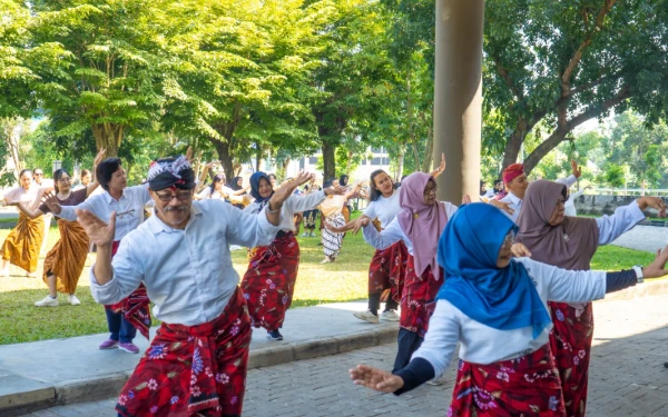 Thumbnail Berita - Flashmob Eksotika Nusantara, Cara Unesa Rayakan Hari Tari Sedunia