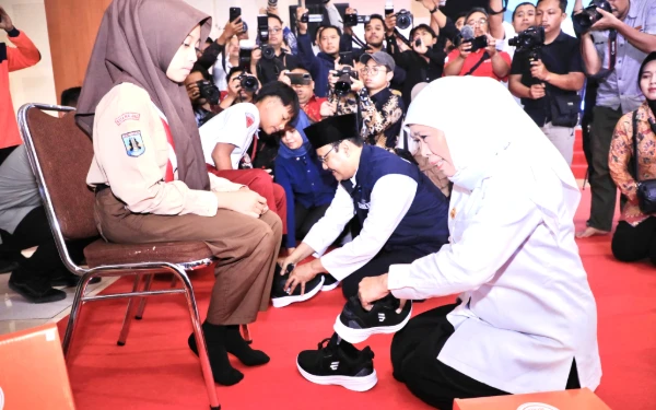 Kompak! Gus Ipul-Khofifah Pakaikan Sepatu untuk Calon Murid Sekolah Rakyat