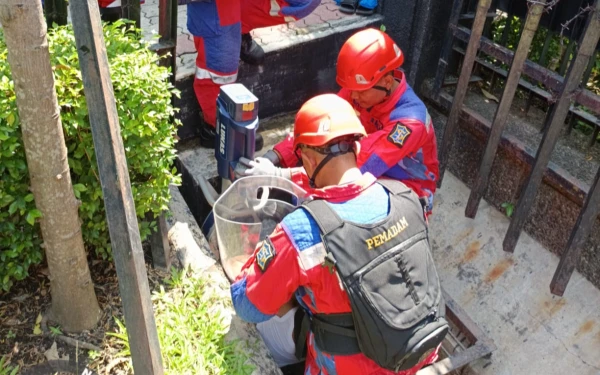 Thumbnail Berita - Asyik Main di Selokan, Kaki Bocah 8 Tahun Tersangkut di Besi Penutup, Damkar Surabaya Turun Tangan