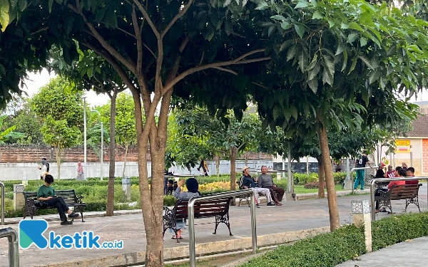Thumbnail Berita - Hasil Perbaikan Kursi Jalan Ijen Kota Malang Dialihkan ke Taman Bunga Merjosari