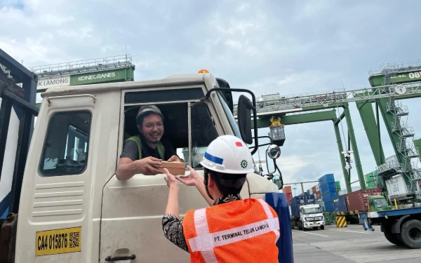 Thumbnail Asyik! Ratusan Sopir Truk di Terminal Teluk Lamong Dapat Makanan Bergizi