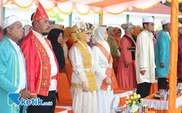 Thumbnail Wakil Bupati Halmahera Selatan Helmi Umar Muchsin dan seluruh jajaran Pemerintah Daerah Kabupaten Halmahera Selatan secara saksama mengikuti upacara peringatan Hardiknas 2025 di halaman Kantor Bupati Halsel (Foto:Mursal/Ketik.co.id) (Senin 5 Mei 2025)