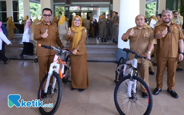 Genjot Semangat ASN, Wali Kota dan Wakil Wali Kota Batu Bagi-Bagi Sepeda