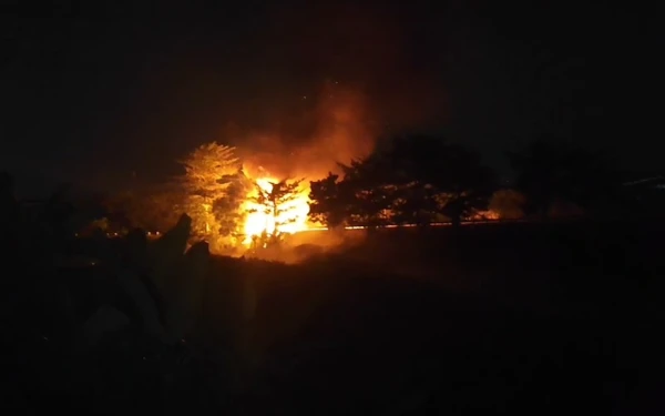 Thumbnail Truk TNI AD Angkut Amunisi Terbakar di Tol Malang–Pandaan, Kodam V Brawijaya Selidiki Penyebab