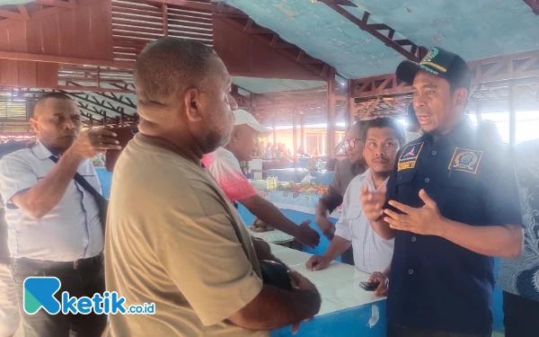 Respon Keluhan Pedagang, Pimpinan DPRD Raja Ampat Tinjau Pasar Snonbukor