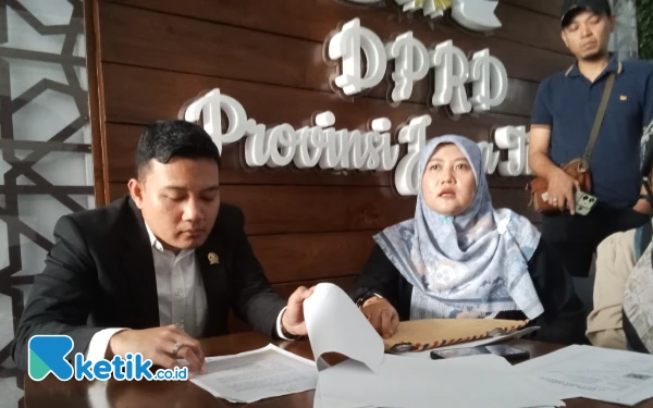 Thumbnail Belasan Mantan Pekerja PT DSA Curhat kepada Anggota Komisi C DPRD Jatim Fuad Benardi