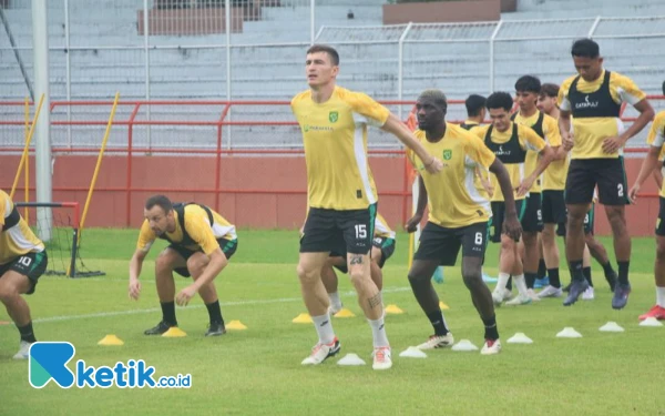 Thumbnail Berita - Gawat! Slavko Damjanovic Belum Bisa Tampil saat Persebaya Jamu Semen Padang