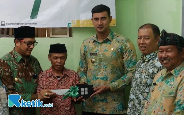 Wabup Ali Syakieb Serahkan Kunci Rumah Layak Huni dari Baznas Kab Bandung