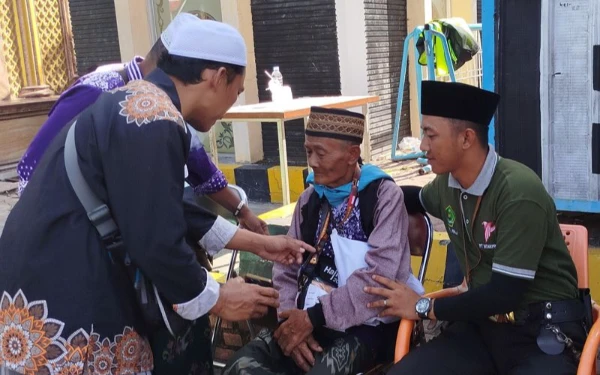 Thumbnail Berita - Baru Tiba di Asrama Haji, 2 JCH Asal Jember Mendadak Ingin Pulang Kepikiran Sapi Peliharaan