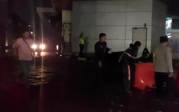 Identitas Pria Jatuh dari Tunjungan Plaza Terungkap, Polisi Selidiki Penyebab Kematian