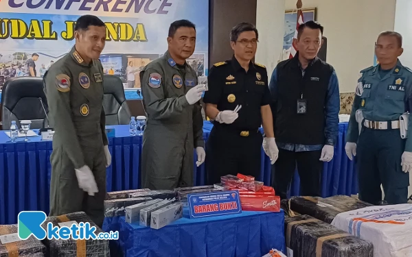 Thumbnail Berita - Satgaspam TNI AL Bandara Juanda Gagalkan Pengiriman 1,4 Ton Rokok Tanpa Cukai